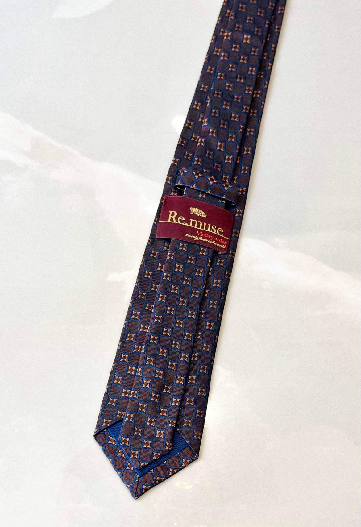 CLOISONNE PATTERN SQUARE TIE