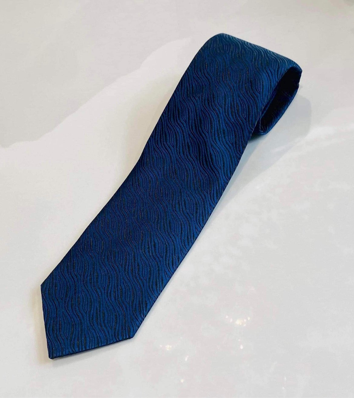 NAVY WAVE DESIGN TIE